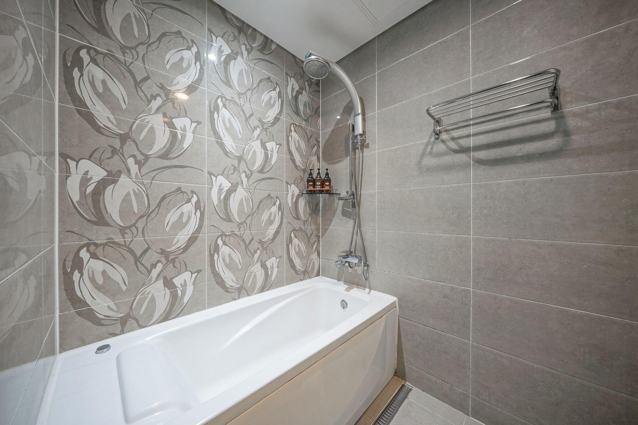 Un baño moderno con bañera, ducha y barra para toallas.