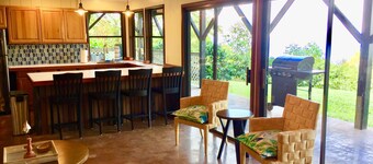 Hiljainen kahvitila viileällä Kona Highlandsin merinäköalalla