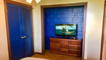 2 bedrooms, desk, iron/ironing board, travel crib