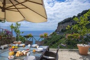 Outdoor dining - Amalfi Coast Villa Knight (Amalfi)
