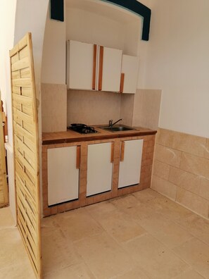 Mikrobølgeovn, kaffetrakter/tekoker og kjøkkenutstyr