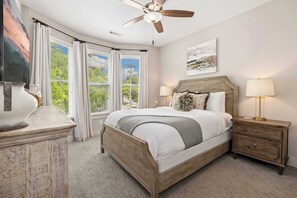 4 bedrooms, blackout drapes, iron/ironing board, WiFi - Wright Place - Walk to Downtown - 0.5 mi to UofA (Fayetteville)