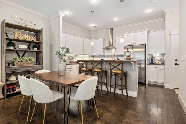 Dining - Wright Place - Walk to Downtown - 0.5 mi to UofA (Fayetteville)