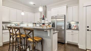 雪櫃、微波爐、焗爐、爐具