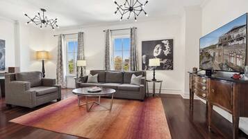 Een televisie en een kantoor