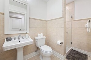 Ein Badezimmer mit Waschbecken, Toilette und Dusche.