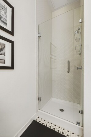 Suihku, hiustenkuivaaja, pyyhkeet, sampoo