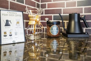 Suihku, hiustenkuivaaja, pyyhkeet, sampoo