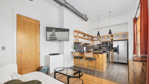 A modern apartment with a living room, kitchen, and dining area. - The Axis - Condo on Dickson St - Walk to UofA (Fayetteville)