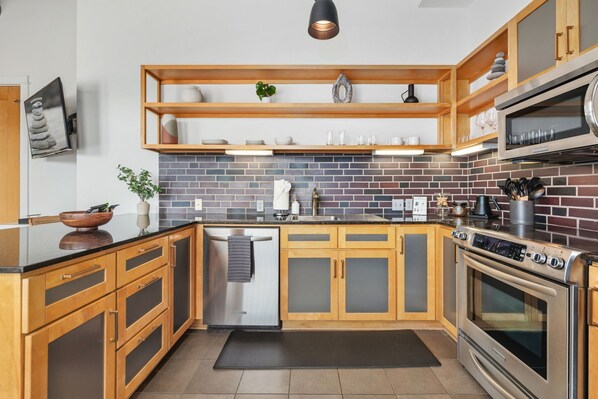 Kühlschrank, Mikrowelle, Ofen, Herdplatte