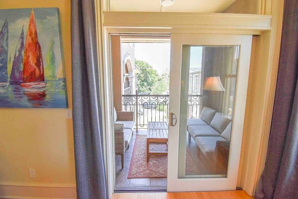 Télévision, cheminée, espaces bureaux