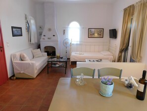 2 chambres, bureau, fer et planche à repasser, lit de bébé portatif