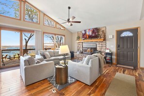 Televisor, llar de foc, reproductor de DVD i llibres 