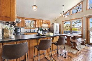 Een koelkast, een microgolfoven, een oven, een kookplaat