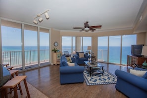 Apartment, 3 Schlafzimmer | Wohnzimmer | Fernseher