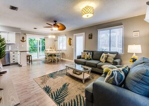 House, 4 Bedrooms | Living room