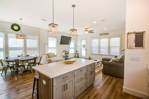 Huis, 4 slaapkamers | Woonkamer | Een televisie