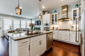 House, 4 Bedrooms | Private kitchen