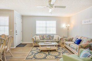 House, 2 Bedrooms | Living room