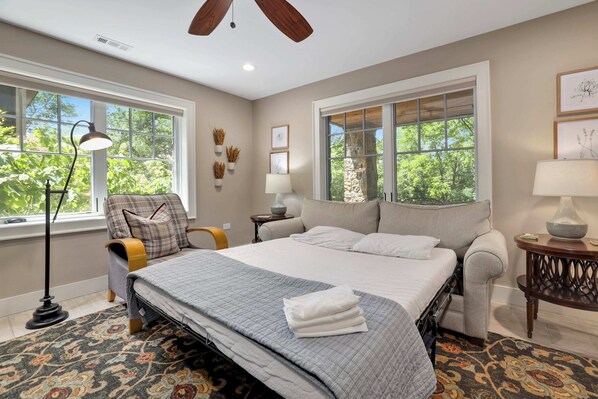 2 bedrooms, iron/ironing board, WiFi, bed sheets