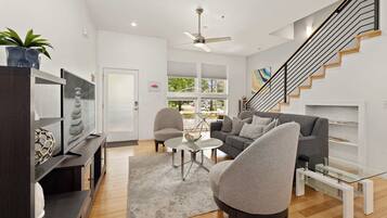 Una televisión, una oficina