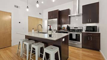 Frigorífico, microondas, horno y placa de cocina