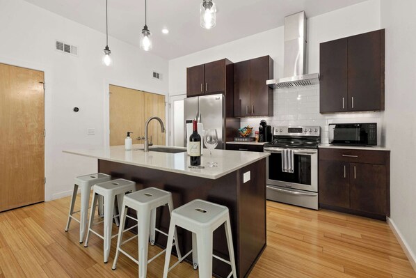 Refrigerador, microondas, horno y parrilla de estufa 