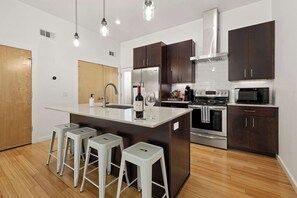 Frigorifero, microonde, forno, piano cottura