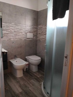 Dusche, Haartrockner, Bidet, Handtücher