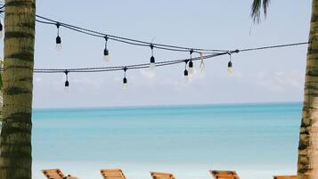 En la playa, arena blanca