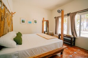 Rom, privat bad, strandutsikt | Sengetøy