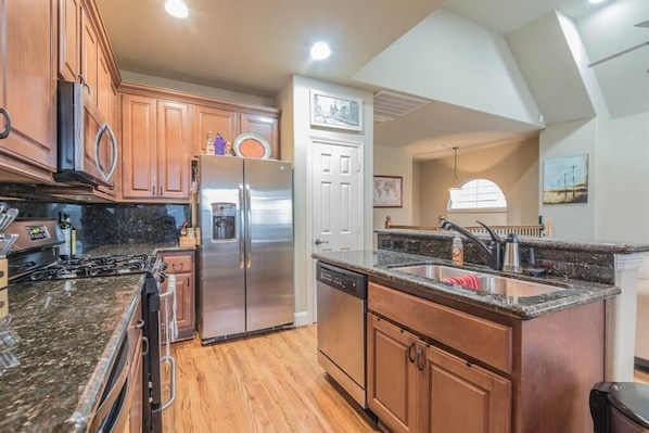 Fridge - Downtown Upscale Town Home. Private Pool & Jacuzzi (Houston)