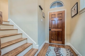 Interior - Downtown Upscale Town Home. Private Pool & Jacuzzi (Houston)