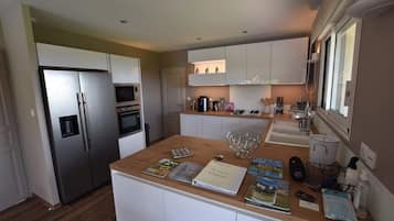 Kylskåp, mikrovågsugn, ugn och spishäll