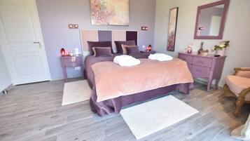 3 bedrooms, in-room safe, iron/ironing board, travel cot