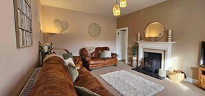 Ferienhaus, 4 Schlafzimmer | Wohnbereich | 50-Zoll-LCD-Fernseher mit Digitalempfang, Fernseher, DVD-Player