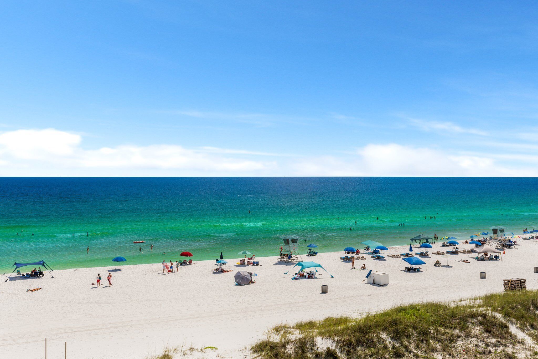 على الشاطئ، كراسي للتشمس