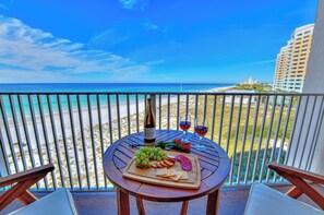 Outdoor dining - Relaxed Beachfront Comfort with Beautiful Gulf Views (Panama City Beach)