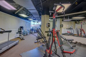 Ein Fitnessstudio mit Laufbändern, Kraftgeräten und Trainingsgeräten.