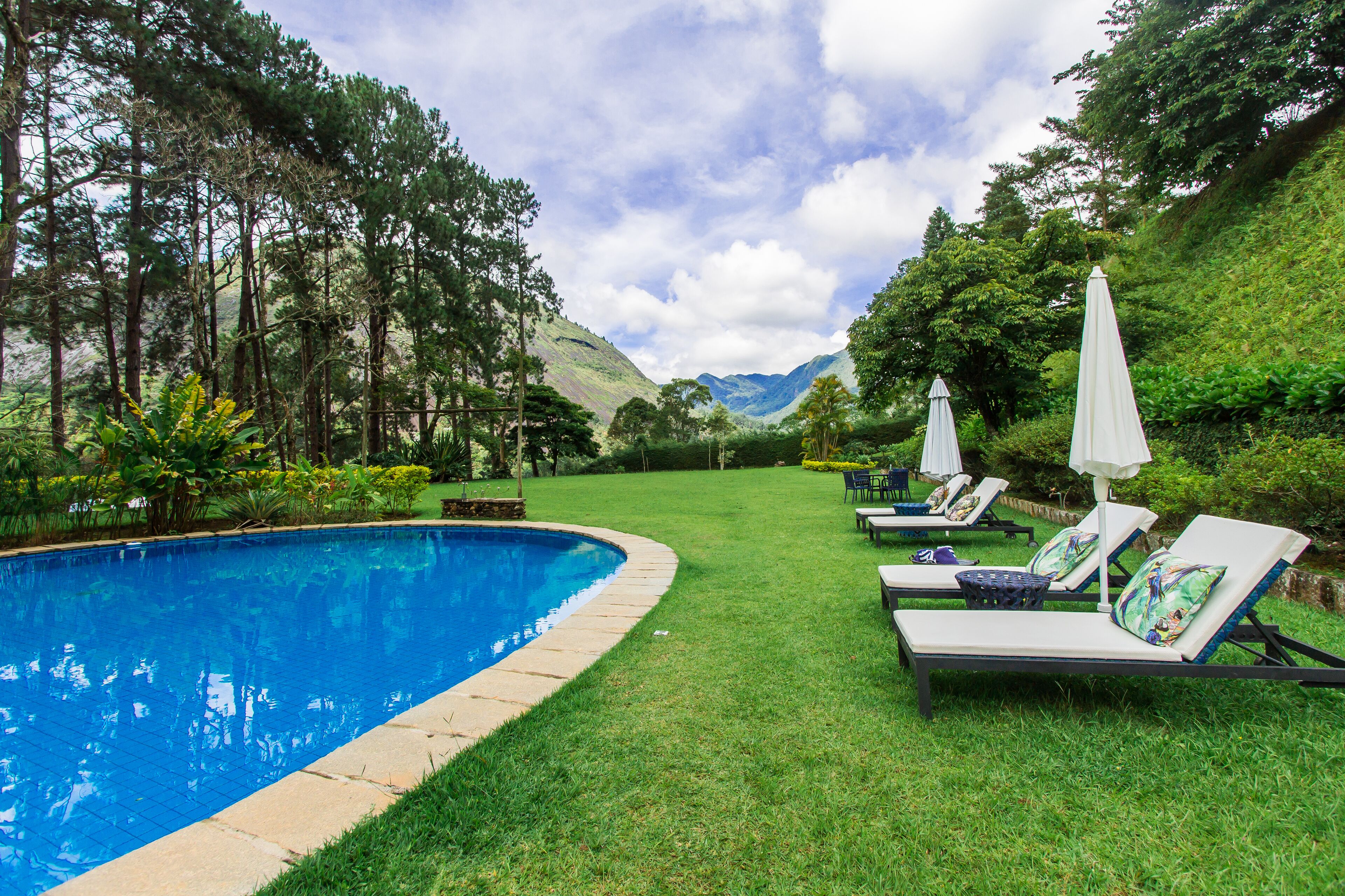 Piscina externa, guarda-sóis, espreguiçadeiras