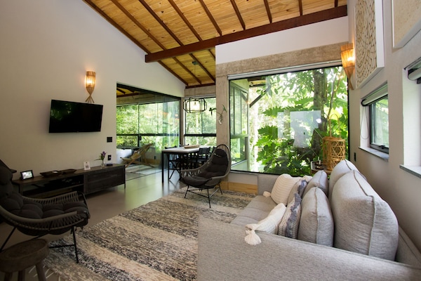 Chalet superior, 1 cama King size y sofá cama, hidromasaje, vista al jardín | Sala de estar | Televisión LED de 40 pulgadas con canales vía satélite y televisión