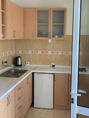 Fridge, stovetop, electric kettle, cookware/dishes/utensils