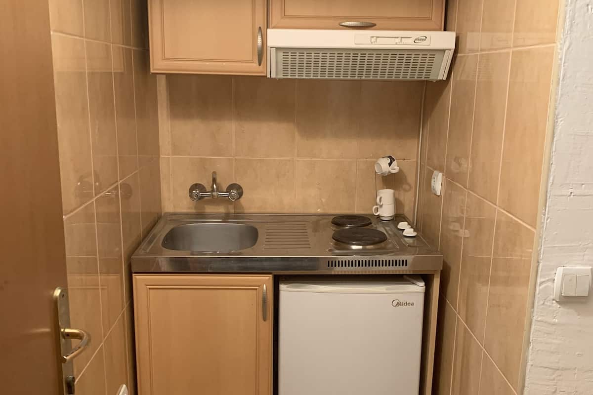 Fridge, stovetop, electric kettle, cookware/dishes/utensils