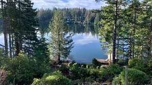 Une vue paisible sur un lac, avec une forêt dense et un ciel dégagé.