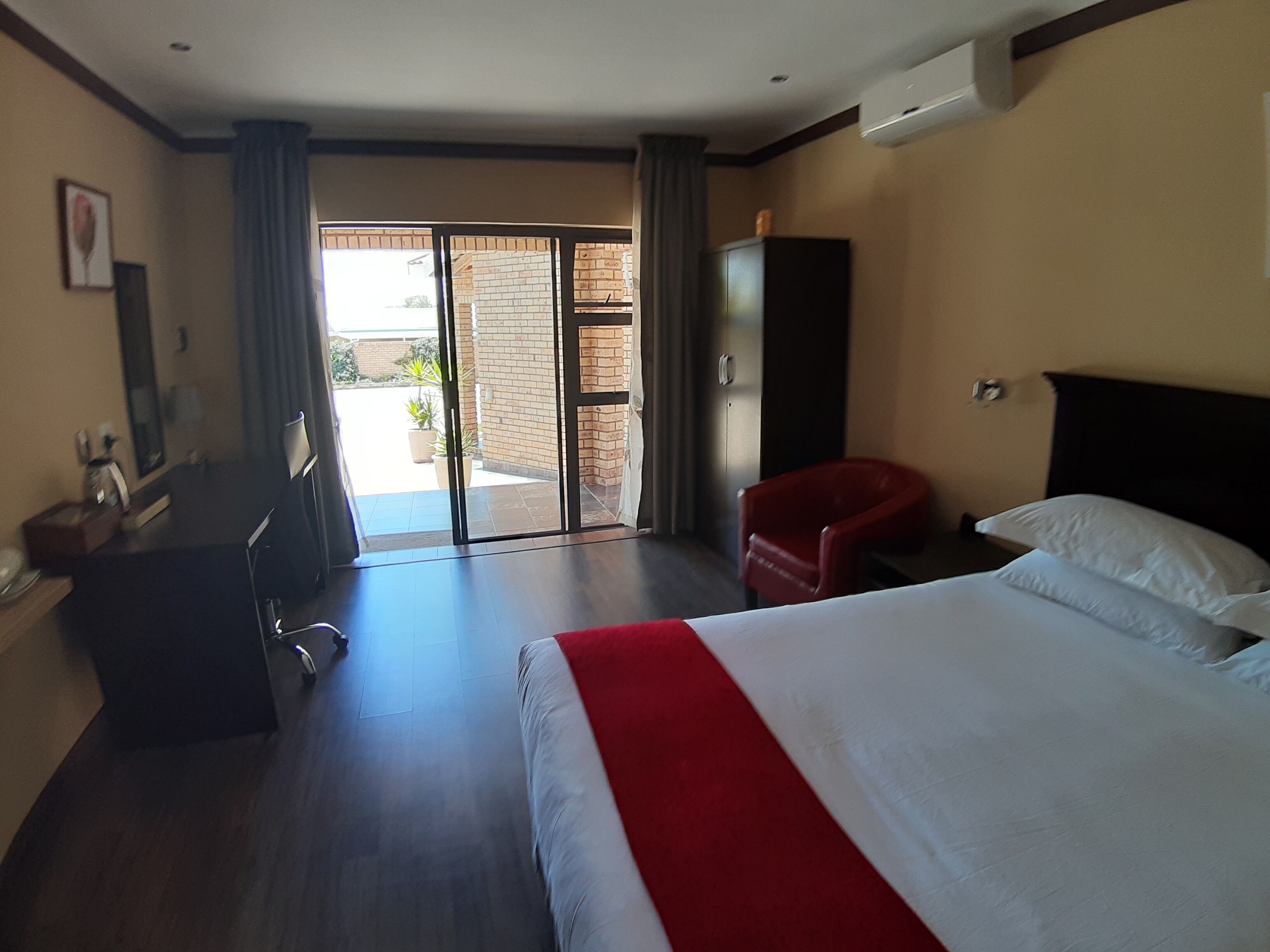 Zimmer (Queen with Bath & Shower)