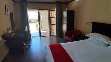 Habitació (Queen with Bath & Shower) | Roba de llit hipoal·lergògena i matalassos d'escuma viscoelàstica