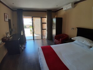 Room (Queen with Bath & Shower) | Hypo-allergenic bedding, memory foam beds, in-room safe, desk - Citystay Ladybrand (Mantsopa)