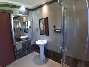 Habitación (Queen with Bath & Shower) | Baño | Regadera con hidromasaje y amenidades de baño gratuitas 