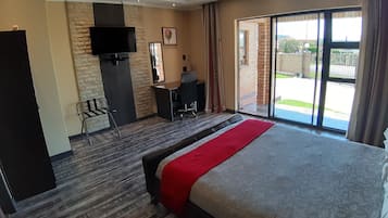 Room (Queen (Shower only)) | Hypo-allergenic bedding, memory-foam beds, in-room safe, desk