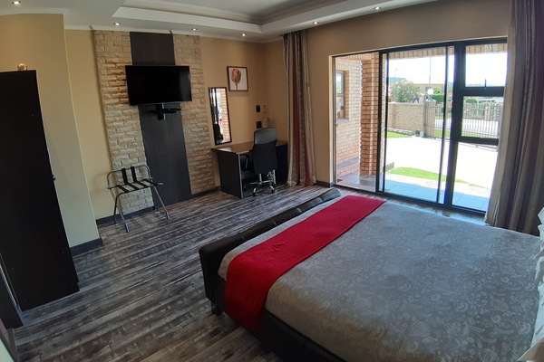 Room (Queen (Shower only)) | Hypo-allergenic bedding, memory foam beds, in-room safe, desk